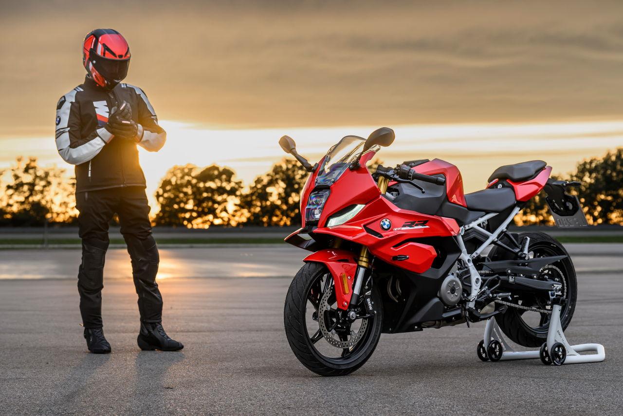 画像2: S1000RR譲りのアグレッシブなフォルムと洗練されたライディングポジション