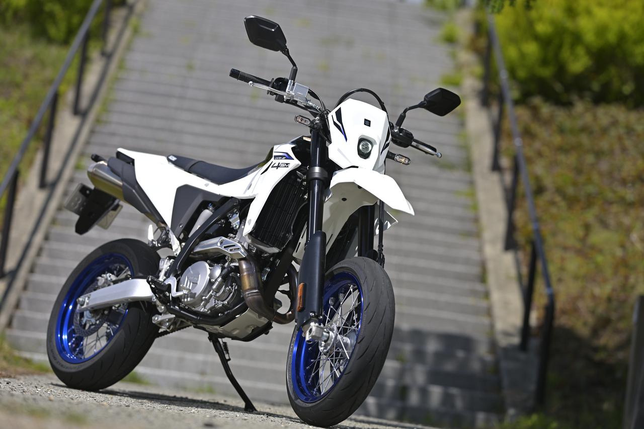 画像: SUZUKI DR-Z4SM 2026年モデル 総排気量：398cc エンジン形式：水冷4ストDOHC4バルブ単気筒 シート高：890mm 車両重量：154kg 発売日：2025年10月8日（水） 税込価格：119万9000円