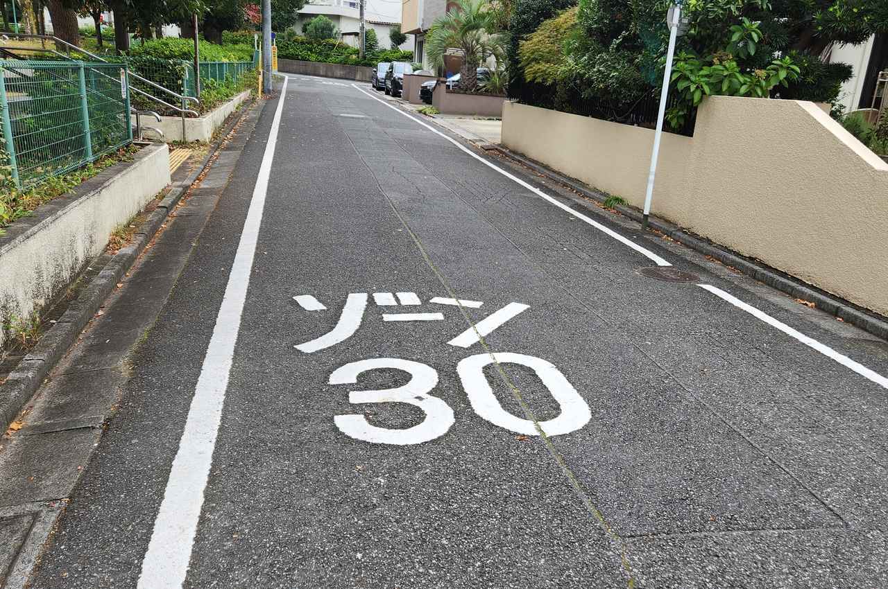 画像: 住宅街などの生活道路の一定区域をまとめて上限30km/hに規制する「ゾーン30」。2011年から導入され、一定の効果を上げていただけに、これを推し進める方法もあったのではないか？