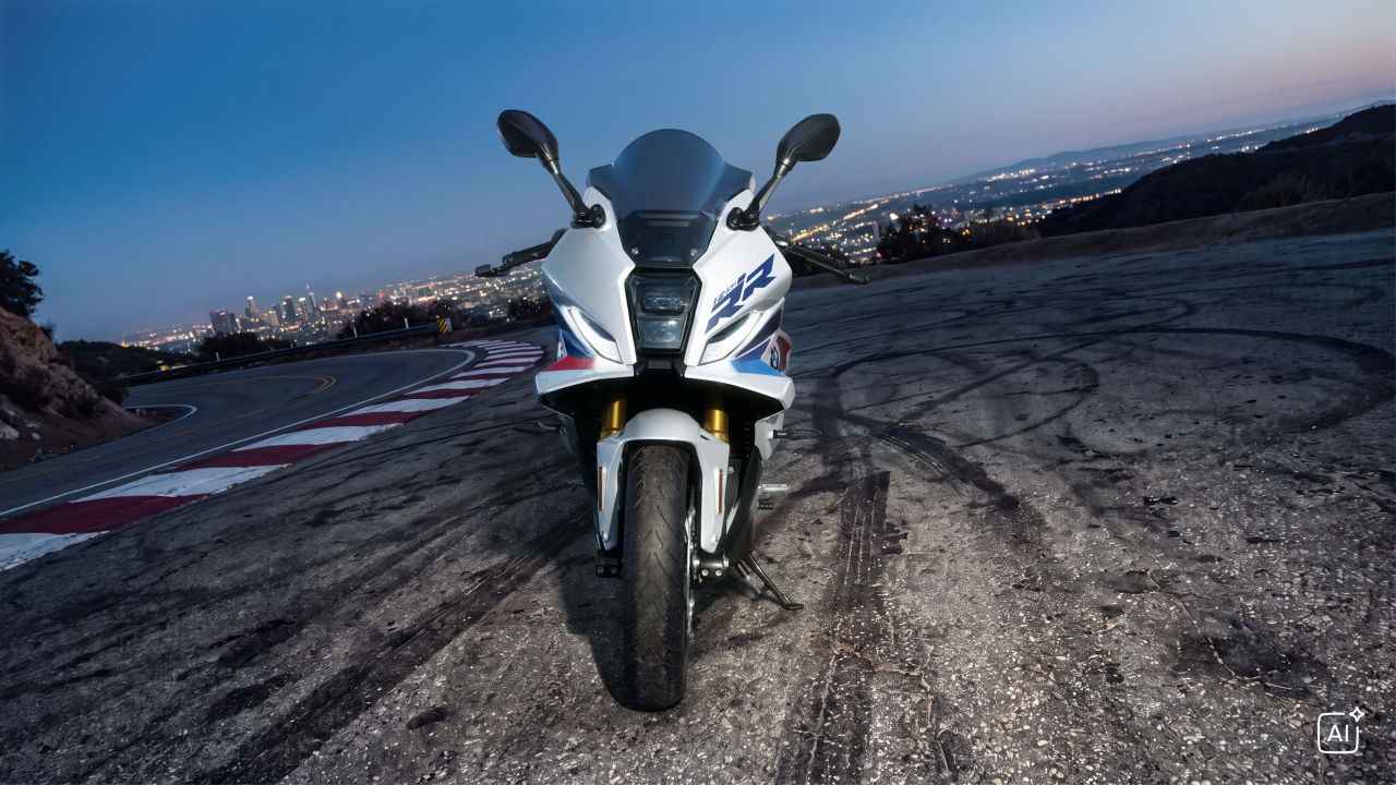 画像1: S1000RR譲りのアグレッシブなフォルムと洗練されたライディングポジション