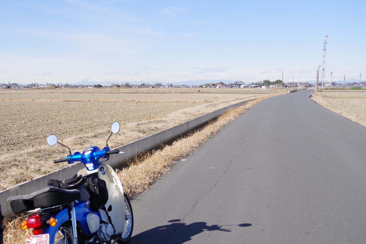 画像: 交通量がなく、見通しもいいいのに、中央線がなければ法定速度30km/h。これは実態に合っていないのでは？
