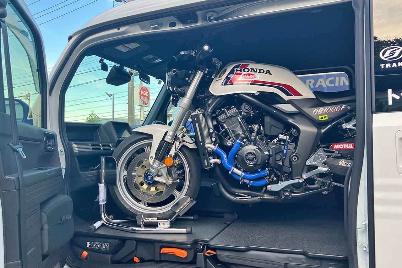 画像2: ※写真は積載イメージです。 ※走行時、安全のためバイクはしっかりと固定してください。 ※最大積載量を超えない範囲でご使用ください。 ※積載時は、バイクでドライバーの視界を遮らないよう注意ください。 ※バイクの積載は燃料を抜いてから行ってください。