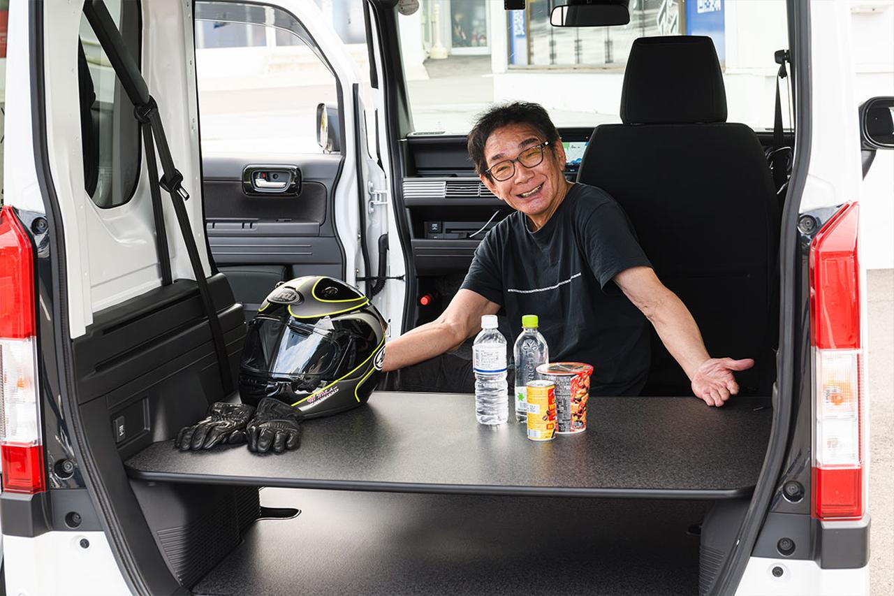 画像: 中央のシートボードは設置場所を変更すればテーブルボードに。車内でくつろぎスペースが完成！