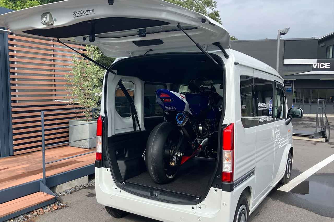 画像: F.C.C. TSR Honda Franceのレーサー車両もこの通り、余裕をもって積載可能！ ※写真は積載イメージです。 ※走行時、安全のためバイクはしっかりと固定してください。 ※最大積載量を超えない範囲でご使用ください。 ※積載時は、バイクでドライバーの視界を遮らないよう注意ください。 ※バイクの積載は燃料を抜いてから行ってください。