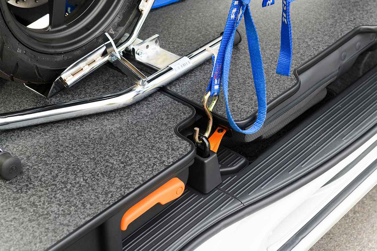 画像: N-VANの車内には、ベルトや紐をかけて積載物を固定できるタイダウンフックが標準装備されている。助手席の足元と後方に2個ずつ、荷室フロアに4個、合計8個を装備。
