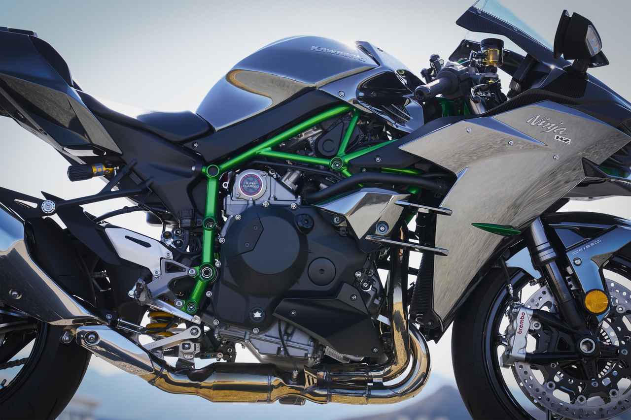 画像2: 国内仕様は200PS! 低中回転域の加速感を磨いたスーパーチャージドエンジン