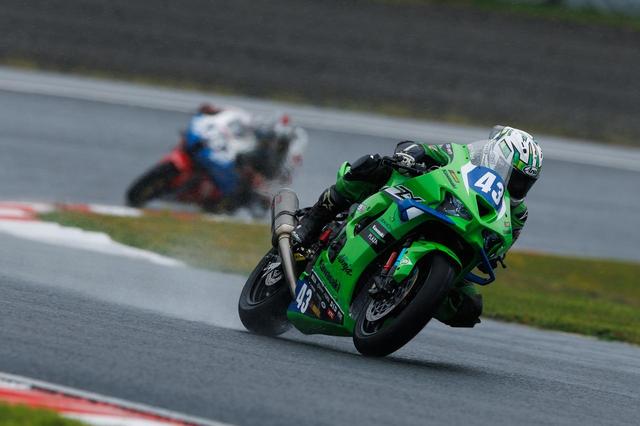 画像2: 再びの雨 決勝レースは過酷な15周のサバイバルに