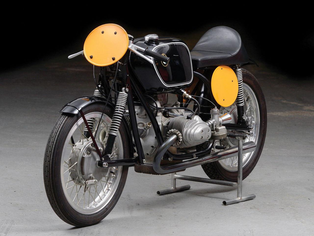 画像: 1954年に生まれたBMWレン・シュポルト54は、ワークスマシンを含めて24台のみが作られた幻のようなレーサー。