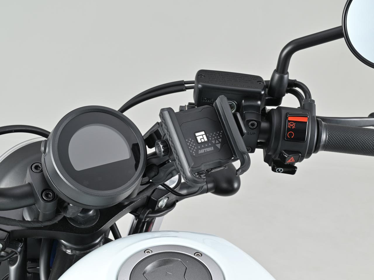 画像: 多機能コンパクト! PD充電タイプのスマホホルダーがデイトナから登場! 税込価格は6600円! - webオートバイ
