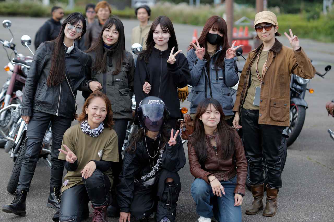 画像: この日の会場にも、ロイヤルエンフィールドに乗りバイクライフを楽しむ女性ライダーが多く集まっていた。
