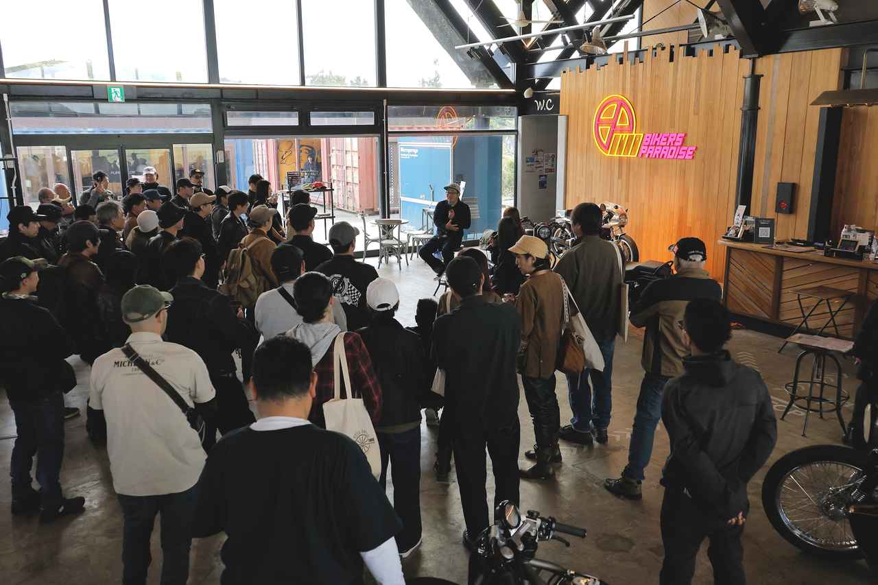 画像: 会場には他メーカー車のライダーも集まり、トークに耳を傾けていました。