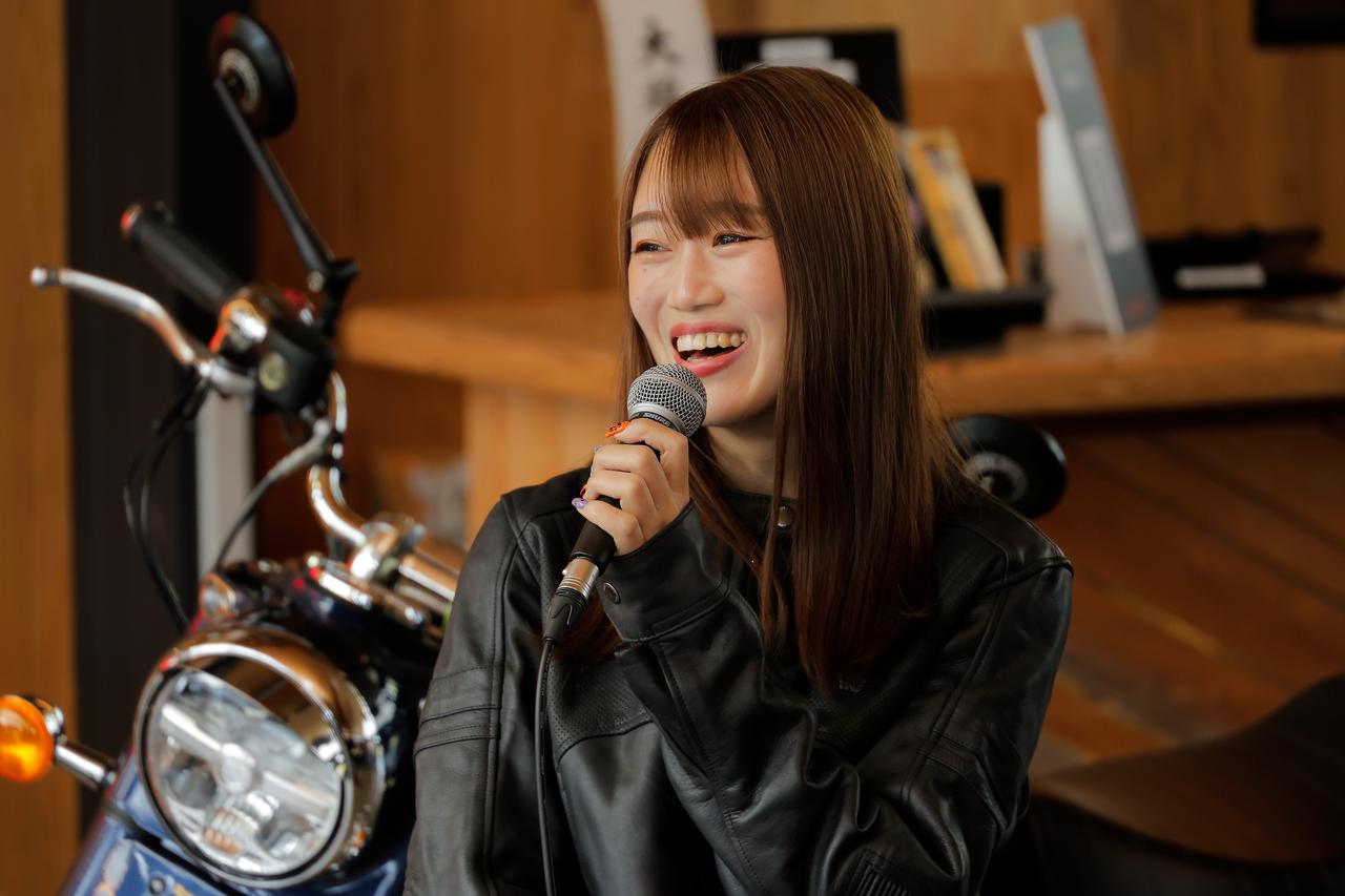 画像: 企画でロイヤルエンフィールドを試乗して、その魅力を感じたという桜井さん。 www.instagram.com