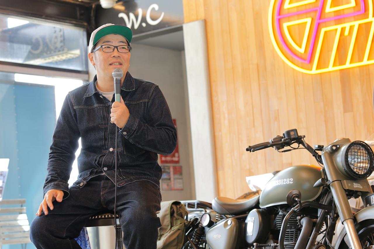 画像: CLASSIC 350をきっかけに二輪免許を取得したと語る鈴木拓さん。