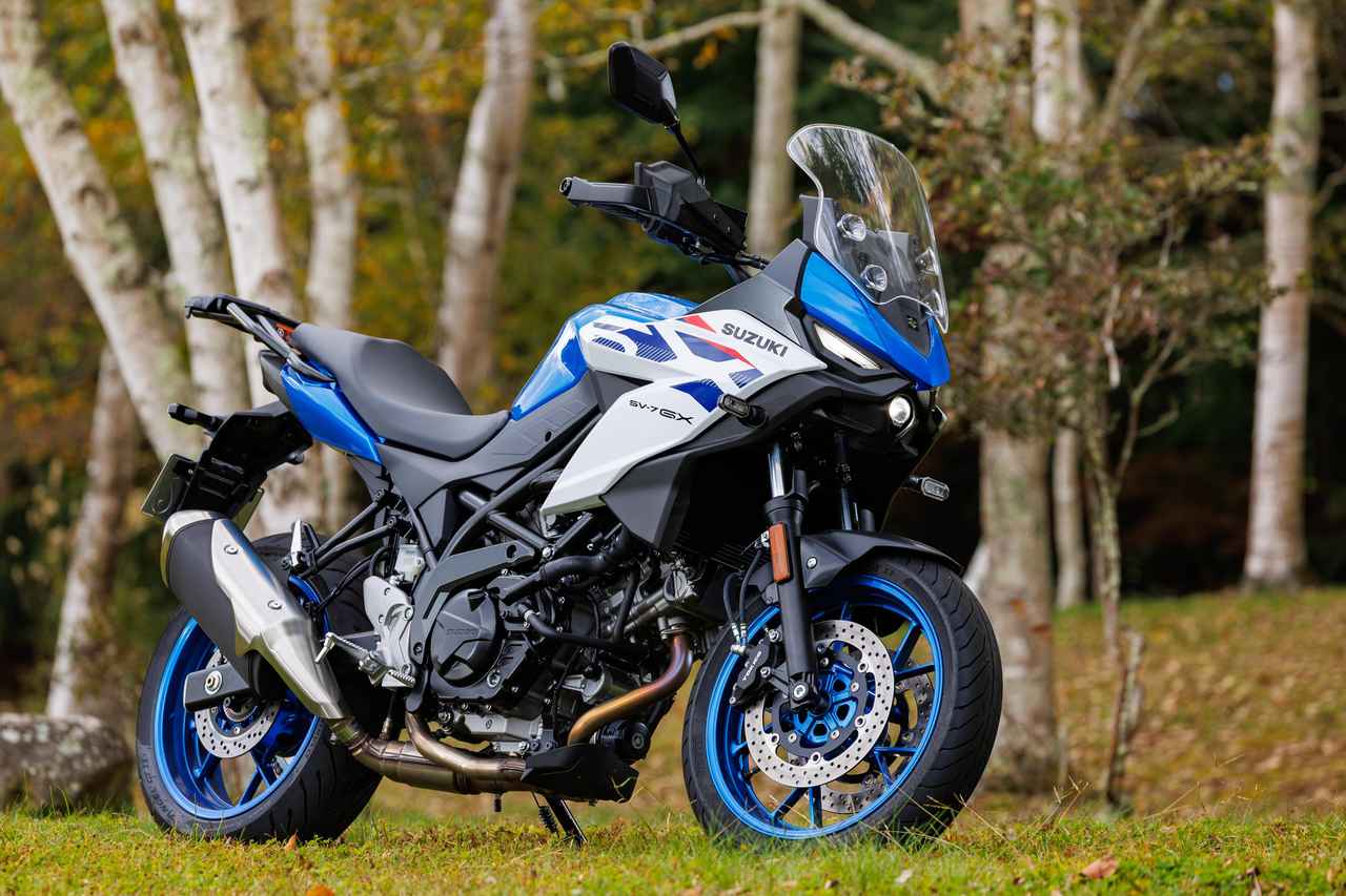 画像: SUZUKI SV-7GX 2026年モデル 総排気量:645cc エンジン形式:水冷4ストDOHC4バルブV型2気筒 シート高:795mm 車両重量:211kg 価格:113万3000円(ホワイト単色)/117万7000円 発売:2026年10月13日