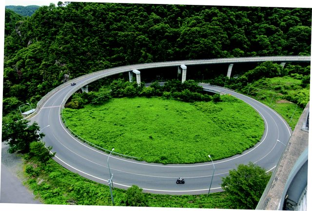画像: 真光寺ループ橋(県道506号線・浅川ループライン) www.motormagazine.co.jp