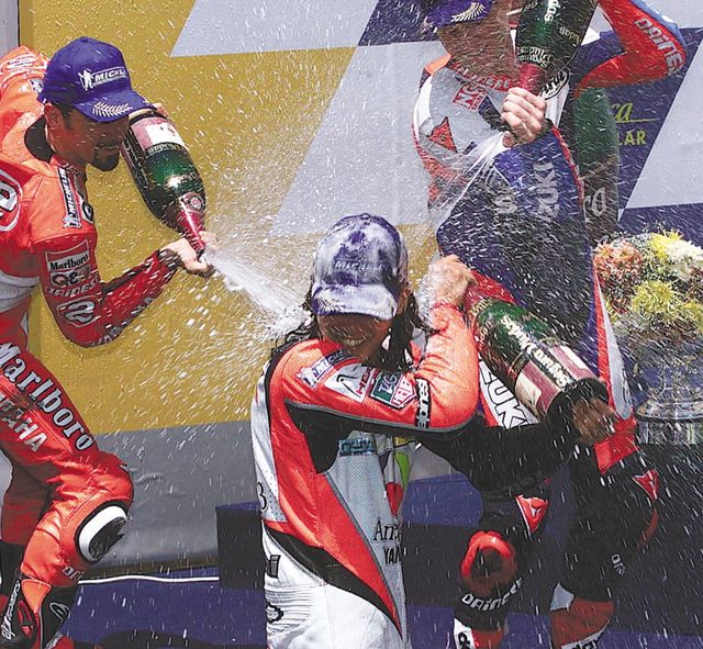 画像: 1999年シーズン終盤のブラジルGPで、M・ピアッジやK・ロバーツと最終ラップの最終コーナーまで激戦を演じ、ふたりを抑えての優勝だった。