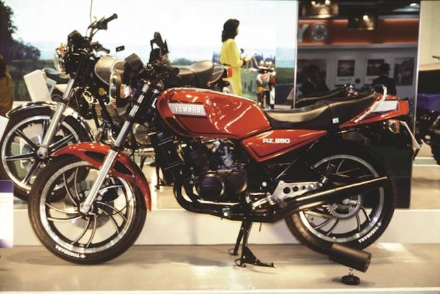 画像: 79年の東京モーターショーで市販ラインナップにはなかった赤ボディのRZ250がお披露目される。そしてこのモデルにより80年代は250クラスが一躍人気カテゴリーとなっていくこととなる。©モーターマガジン社