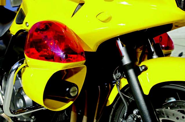 画像: サイレンや回転灯の取り付けは架装会社によるもの。RIDE編集部の判断によると白バイの装備と同等であるという。/©モーターマガジン社