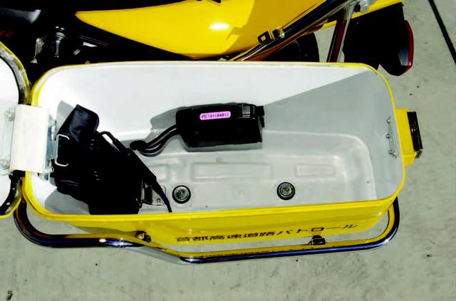 画像: 左側サイドケースには車載工具とETCユニットが格納される。なおETCユニットは緊急時に使用する。/©モーターマガジン社