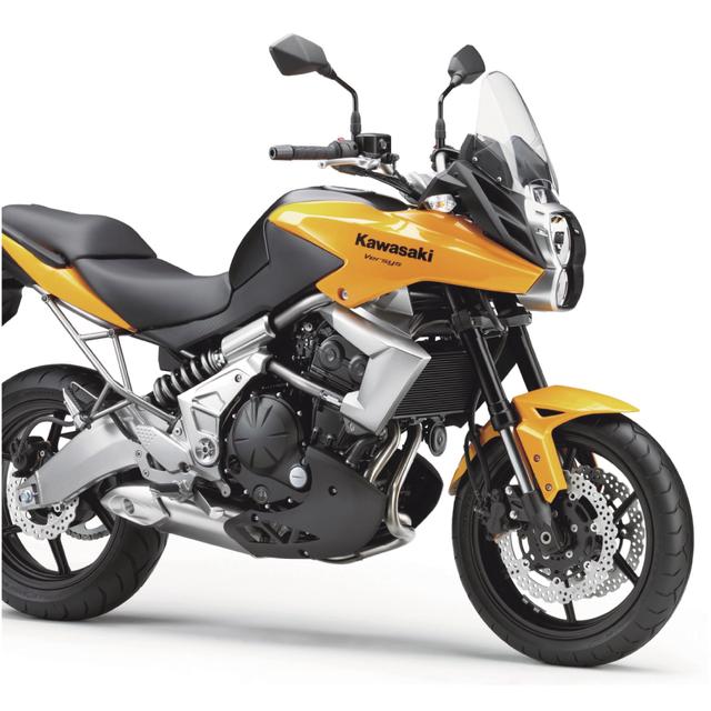 画像: KAWASAKI VERSYS/ABS|縦に配置された2灯ヘッドライトはストリートファイターのようであり、フロントカウルからタンク部分へとつながるスタイルはヂュアルパーパスのようでもあり、17インチホイールを履いた足まわりを見るとロードスポーツ・・・いやスーパーモタード。デザインはまるで枠にはまらないという特異さで、一度見ると忘れられない。パラツインエンジンはER-6n/fと基本的に同じもの。