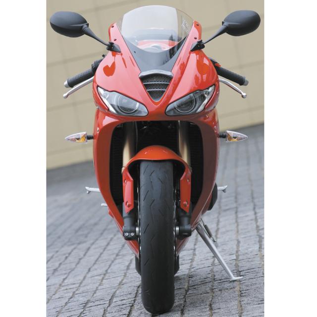 画像: TRIUMPH DAYTONA675|2気筒のパンチ力を残しながら、4気筒のパワー管もある、そんな並列3気筒エンジンが楽しいミドルスーパースポーツ。個性のある速さが身上。国産スーパースポーツのあり方に一石を投じる存在。石が当たってしまっても逃げ足は抜群だ。