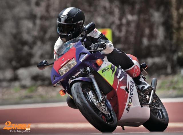 画像: NSR にチャンバーをつけただけのプロダクションレース用 のレーシングマシンは、サーキットでも 素晴らしい速さを発揮し市販車であるにも関わらずレーシングマシン RS250 や TZ250 のタイムに匹敵するほどの速さを見せることも少なくなかった。