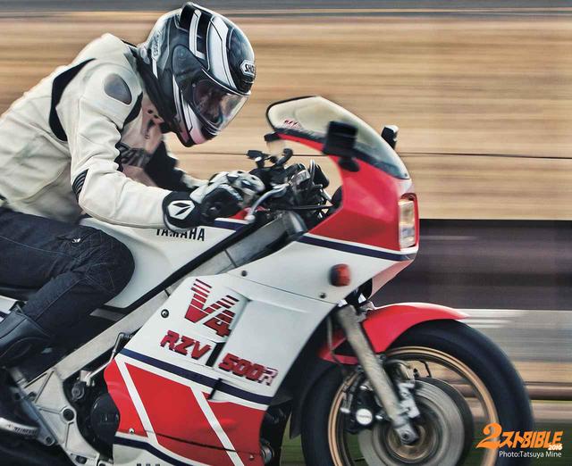 画像: 1984年にデビュー した RZV500R。 国内仕様はアルミフレーム。車重194kgで 64馬力。輸出仕様は同形状のスチールフレームで 88馬力。エンジンレイアウトの関係で 前の二気筒がケースリードバルブ、後ろの二気筒がピストンリードバルブという変則的な給気方式になっている。