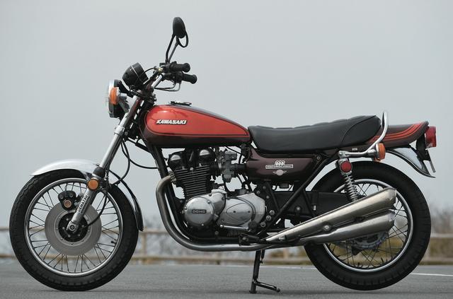 画像: 1972~’73年の Z1とそれ以降の Z1A/B の相違点から、初期生産車に見られる 特徴を観察してみる。 SUPER FOUR Z1シリーズ(型式Z1/ Z1A/Z1B/Z1P)は、1972年5月に29台(プ ロトタイプとの説有り)と 7月に 20台が 生産されたのを皮切りに 8月から本格的 生産を開始。8月 =101台、9月 =655台と 2桁で始まり、東京モーターショーで初公開された10月以降1345台と4桁までピッチが上昇。翌 1973年 6月までに 1万 7862台を生産し、7月からは Z1Aに移行。 ’73年 7月の 1822台に始まり、毎月コンスタントに 2000~3000台ほどが生産され、1974年 5月までに Z1Aは 2万 7486台 を生産。Z1Bに移行した’74年6月は2800台で、12月までに 2万1928台、の総計 6万 7276台が生産された(カワサキ提供の資料よる)。