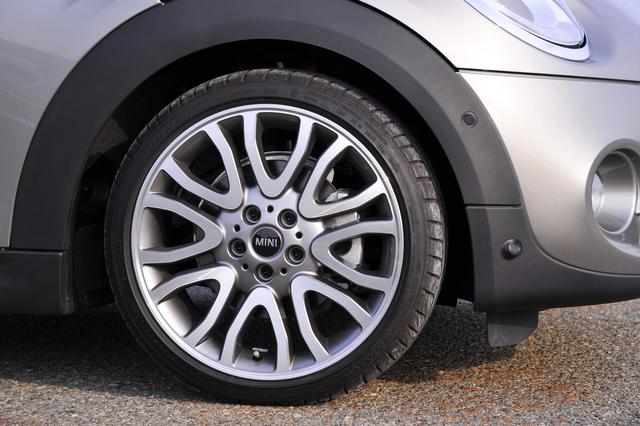 画像: MINI Yours バニティスポークアルミホイール(7J×18インチ)に205/4018サイズのランフラットタイヤを組み合わせる。