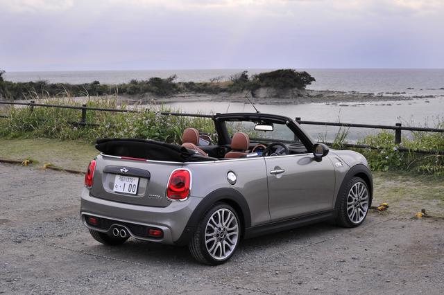 画像: MINIコンバーチブルのラインナップは、MINIクーパーコンバーチブル(342.0万円)、MINIクーパーSコンバーチブル(397.0万円)、MINI JCWコンバーチブル(483.0万円)。