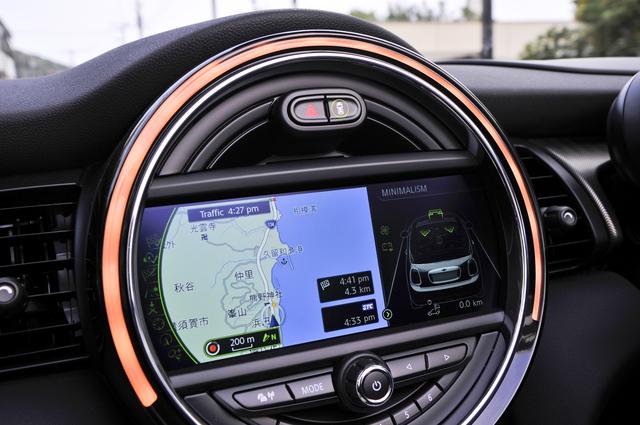 画像: センターにレイアウトされるMINIのアイコンの大型円形メーター。従来、ここはスピードメーターだったが現行モデルではナビをはじめ様々な情報が表示できる。