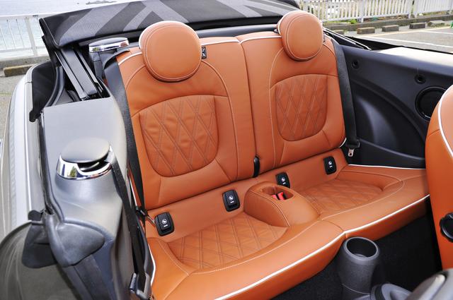 画像: 乗車定員は4名。転倒時に後席乗員を保護するロールオーバープロテクションも最新のものを採用する。