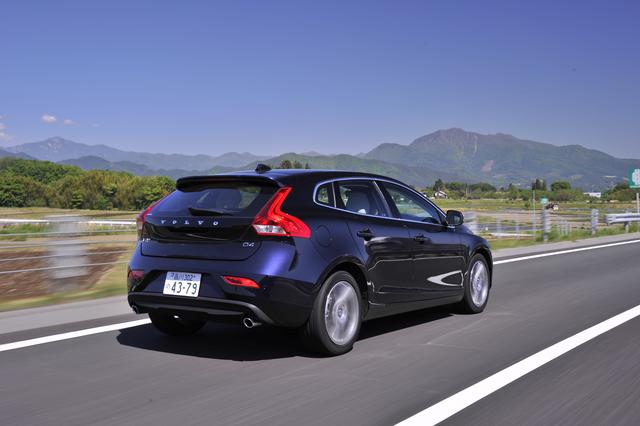 画像: V40 D4 SE 取材車両データ:ボディカラー:マジックブルーメタリック/シートカラー:チャコール・ブロンド/シートマテリアル:レザー ●試乗車装着オプション メタリックカラー(マジックブルーメタリック)83,000円、プレミアムサウンドオーディオシステム/マルチメディア 120,000円、パノラマガラスルーフ 190,000円、PCC(パーソナルカーコミューター)/キーレスドライブ 31,000円、パークアシストパイロット、パークアシストフロント 52,000円、レザーパッケージ(本革シート/助手席8ウェイパワーシート/フロントシートヒーター) 210,000円 車両価格 3,990,000円 + 装着オプション 686,000円=トータル 4,676,000円