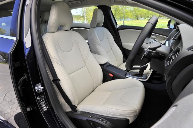画像: 取材車はオプションのレザーパッケージ装着車なのでシートヒーターや助手席パワーシートが装備される。