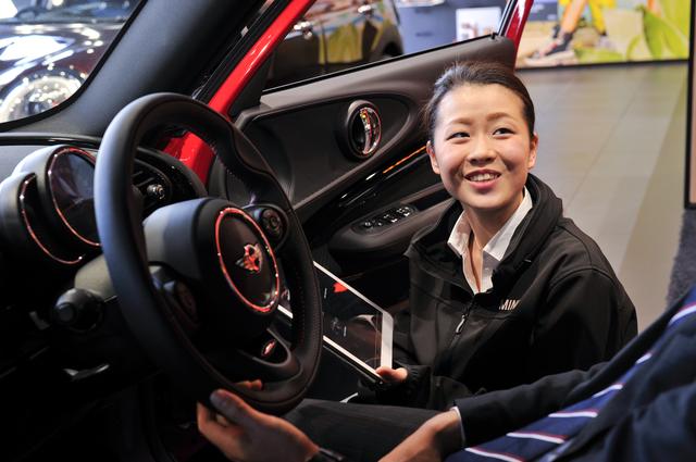 画像: 入社5年目の野坂さん。他の店舗でセールスコンサルタントを経験し、2015年からMINIジーニアスになった。