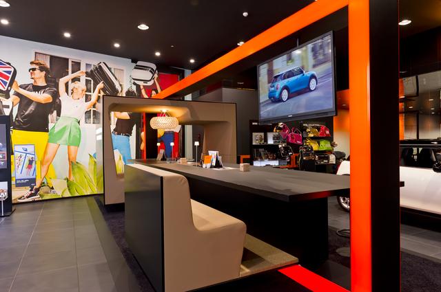 画像: ホワイトハウス MINI千種の店内。大きなカウンターデスクとリラックスできるソファーが印象的だった。