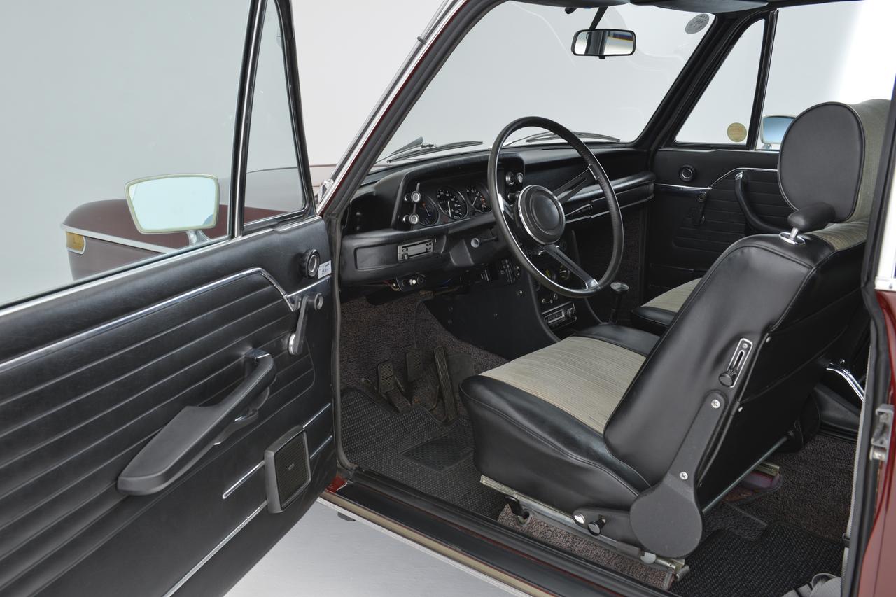 画像: 現存する「2002」の多くはダッシュボードなどにひび割れなどが見られるが、撮影車はとても綺麗な状態の内装を維持していた。これは屋根付きガレージで保管していたことが大きな理由だろう。