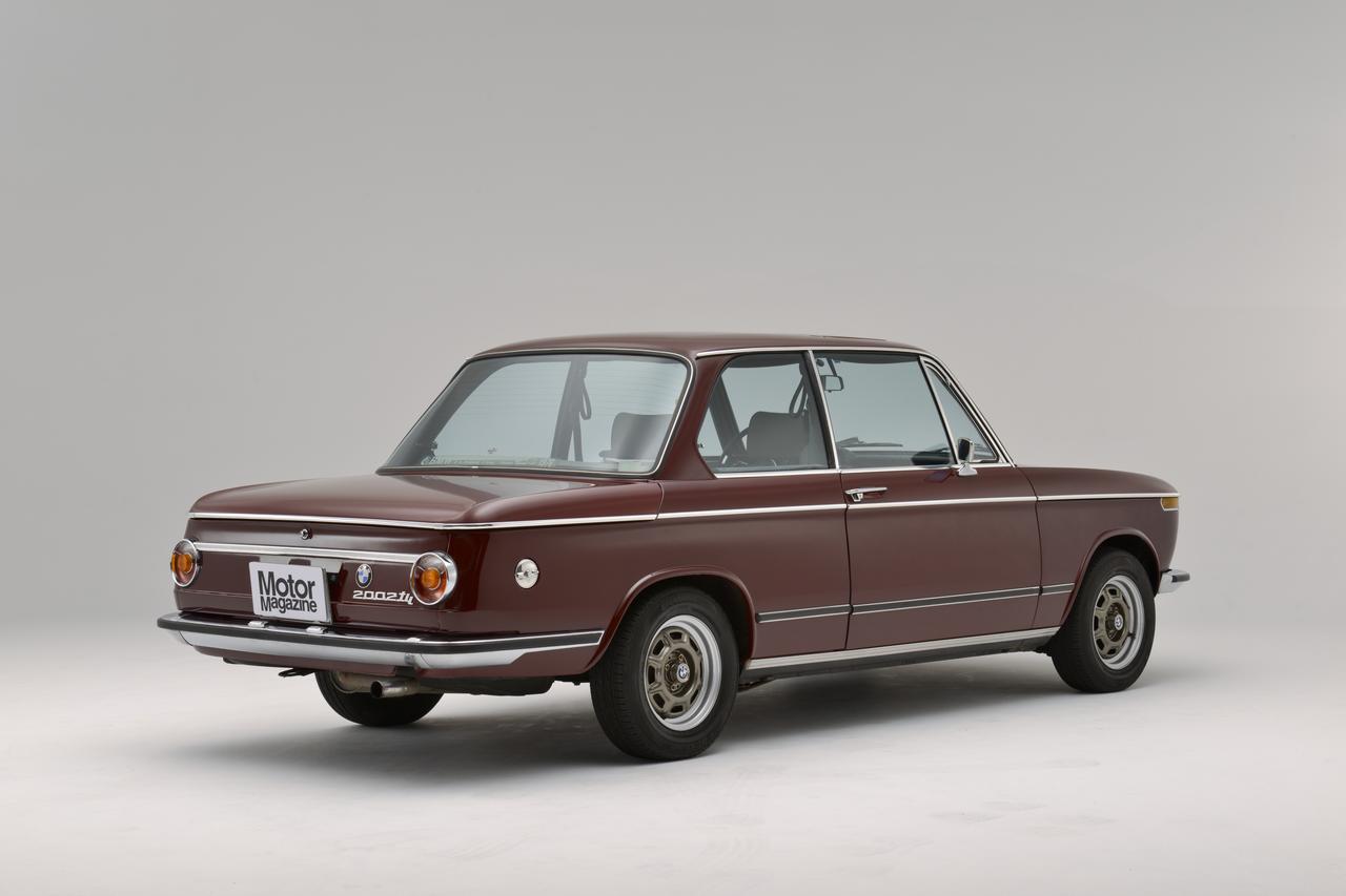 画像: 1971年に発表された2002tii。最高速は195km/hを誇った俊足モデルである。