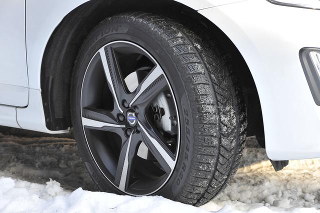 画像: 試乗車が装着していたスタッドレスタイヤはピレリのスコーピオン。サイズは225/45R20である。
