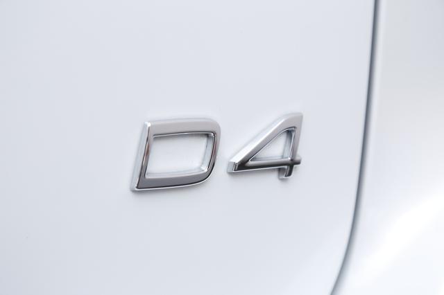 画像: 今月から導入したボルボ XC60D4 SEだが、例えばXC60 T5モデルとの外観上の違いはこのバッジだけ。ここを見なければディーゼル車かどうか区別がつかない。