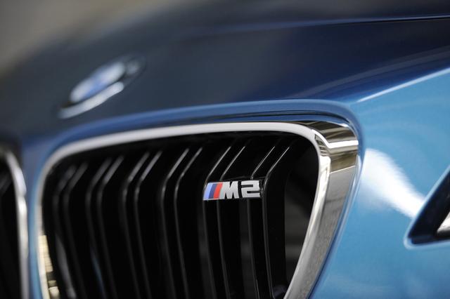 画像: グリルに配された「M2」ロゴ。ボディカラーはロングビーチブルー。