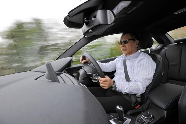 画像: 試乗を担当したは、自動車評論家のこもだきよし氏。