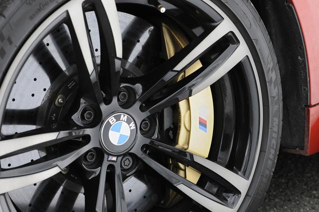 画像: 撮影車両にはオプションのMカーボンセラミックブレーキ(1,100,000円)が装着されていた。