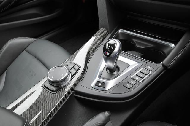 画像: M Driveボタンにより、ダンパー特性や出力特性の変更が可能。ホディ側面に設けられたエアブリーザーはエアロダイナミクスを最大限に高める。