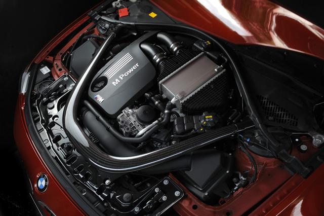 画像: M4クーペの3リッター直6DOHCターボツインターボは、431ps/550Nmを発揮。静止状態から100km/hまで4.1秒で加速。さらに9.3秒後には200km/hに達する。カーボンファイバー強化樹脂製のストラットブレースが、正確なステアリングフィールをもたらす。