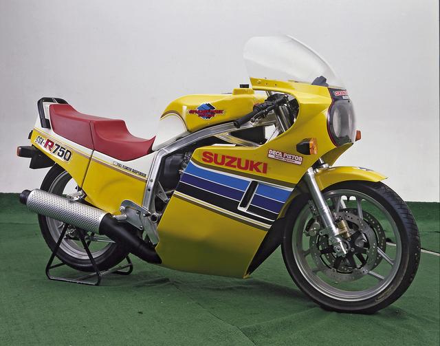 画像: GSX-R750の試作車。イエローを基調としたカラーは1983年シーズンの耐久レーサーGS1000Rと同じ。外装の造形は完成系に近いが、カウルは上から下まで一体、グラブバーが角パイプなど細部が異なる。/©モーターマガジン社