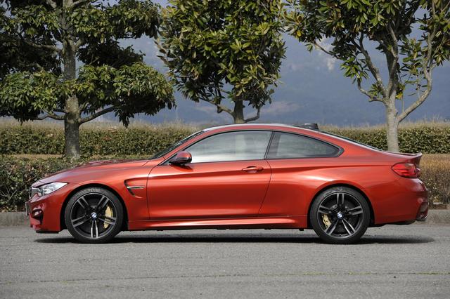 画像: M4クーペ●車両価格 11,260,000円 ボディカラー:サキールオレンジ インテリアカラー:ブラック ●装着オプションBMWコネクテッドドライブプレミアム 61,000円、パーキングサポートパッケージ113,000円、Mカーボンセラミック 1,100,000円、アダプティブMサスペンション285,000円、Mライトアロイホイール 308,000円、カーボンファイバートリム 69,000円、リアウインドウローラー 49,000円、レーンチェンジウォーニング 77,000円、アクティブプロテクション 51,000円、harman/kardonサラウンド 103,000円●オプション装備総額 2,216,000円●オプションを含む車両価格 13,476,000円