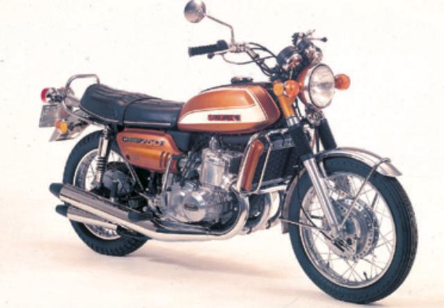 画像: 人気絶頂のCB750FOURに、スズキは得意の2ストロークで対抗。新設計の2スト3気筒エンジンは、中央シリンダーの冷却対策から水冷化され、CCIS潤滑や中央のエキパイをエンジン下で 分割した3 →4マフラーなどを装備。「 2スト3気筒750cc」というパワーユニットから受けるイメージ に反して 、静かでスムーズ なエンジン特性と直進安定性の高いハンドリングを持ち、アメリカでは “ウォーターバッファロー(水牛)” の愛称で親しまれた。(©モーターマガジン社 / 東本昌平 RIDE 99)