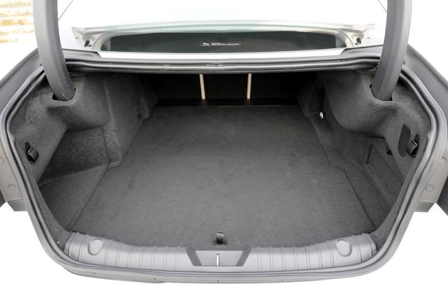 画像: 40:20:40分割可倒式リアシートを採用し、トランク容量はVDA値で540ℓを確保する。