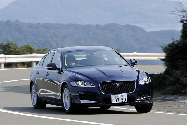 画像: ジャガーXF20d ピュア:全長4965mm×全幅1880mm×全高1455mm、ホイールベース2960mm、車両重量1760kg、最小回転半径5.7m、ラゲッジルーム容量540リッター、エンジン 直列4気筒ディーゼルターボ、エンジン型式 204DT、ボア×ストローク83.0×92.4mm、圧縮比15.5±0.5、最高出力132kW(180ps)/4000rpm、最大トルク430Nm/1750-2500rpm、JC08モード燃費 16.7m/リッター、トランスミッション 8速AT、タイヤサイズ225/55R17、車両価格635.0万円